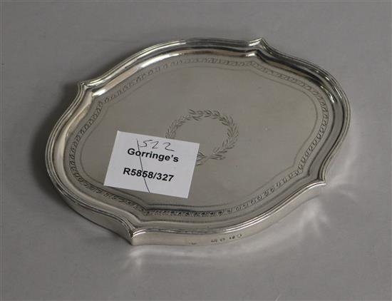 A George III silver mounted wooden teapot stand, London, 1801, 14.9cm.